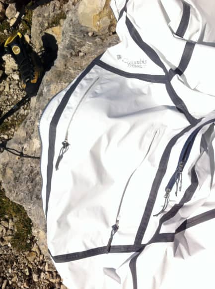 Le zip della giacca, a trama fine e protette dal vento e dalla pioggia