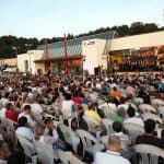 La folla davanti al negozio DF Specialist per la serata con Simone Moro