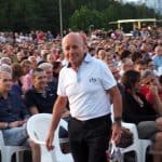 Sergio Longoni in mezzo al pubblico e agli amici