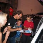 Simone Moro firma un autografo a un bambino