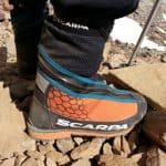 Dettaglio della Scarpa Phantom Tech in discesa su ghiaione
