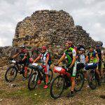 Edizione di settembre 2016 del Sardinia Divide. Parte del gruppo si prepara a ripartire dopo la visita al nuraghe Ardasai di Seui