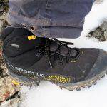 Dettaglio de La Sportiva Nucleo GTX Surround su neve