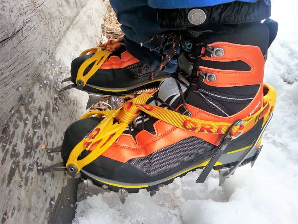 Dettaglio della Scarpa Rebel GTX con ramponi su asse verticale