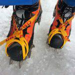 Dettaglio della Scarpa Rebel GTX con ramponi su ghiaccio