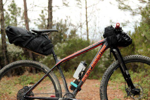 Prima di partire per un viaggio in bici rifare il sag delle sospensioni. Borse Miss Grape, Ph Davide Ferrigno