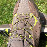 Tecnica T-cross Mid GTX presenta un'allacciatura tradizionale