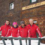 Il team di Outdoortest davanti allo srtorico Kurzhof, il Maso Corto della Val Senales
