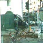 Momento di riposo nel traffico cittadino con il casco Uvex City Light