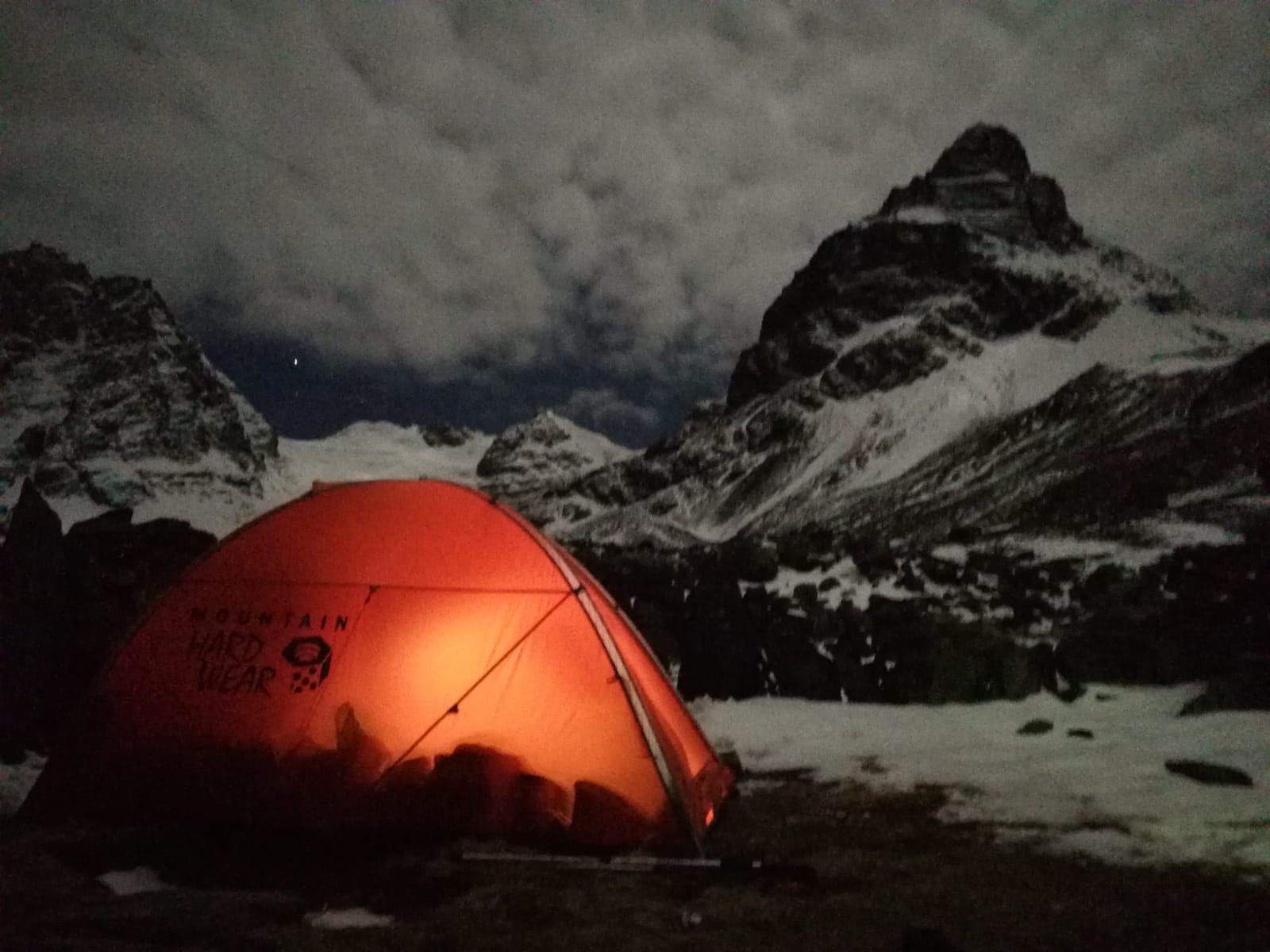 Le tenda ferrino piantata ai piedi delle montagne in fase di acclimatamento