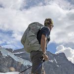 Lo zaino Osprey Levity 45 in azione sotto il ghiacciaio Fellaria est