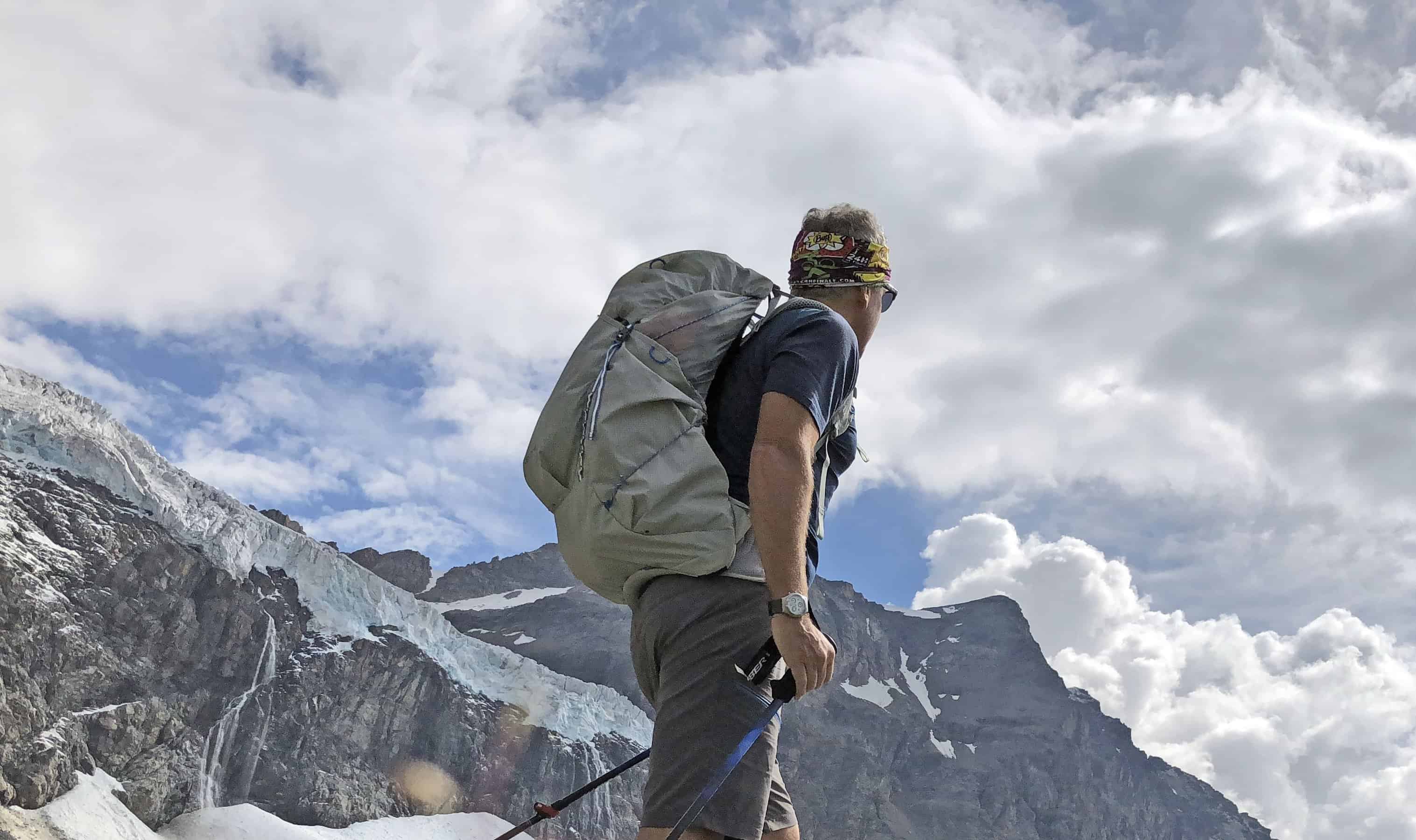 Lo zaino Osprey Levity 45 in azione sotto il ghiacciaio Fellaria est