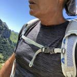 Particolare della cinghia sternale e degli spallacci dello zaino Osprey Levity 45