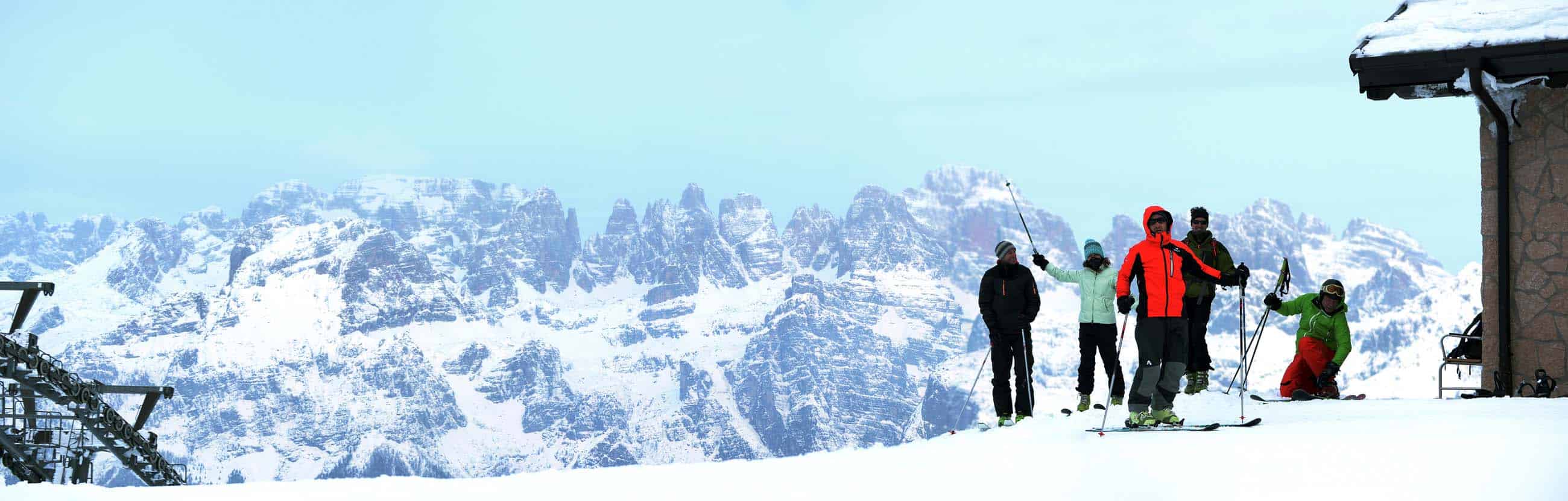 Sciatori di fronte allo spettacolo delle Dolomiti di Brenta