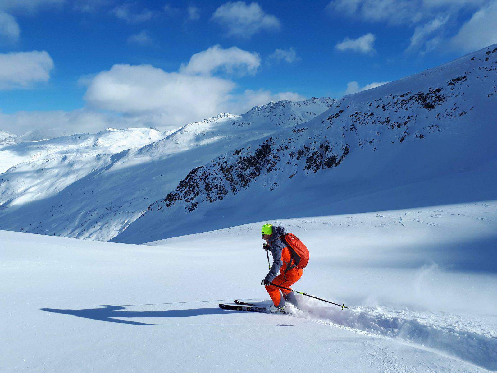 Ski Trab Altavia Carbon azione in discesa su neve polverosa