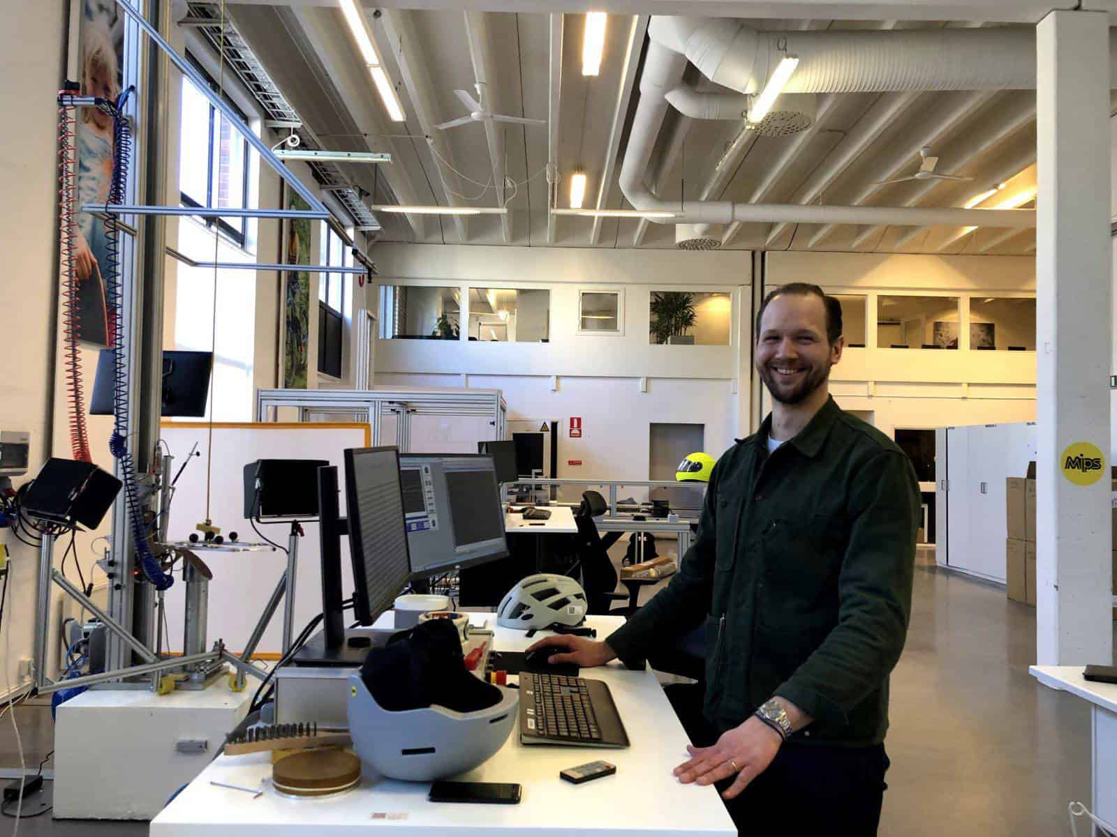 L'ingegnare Patrik Binkowski, nel laboratorio MIPS