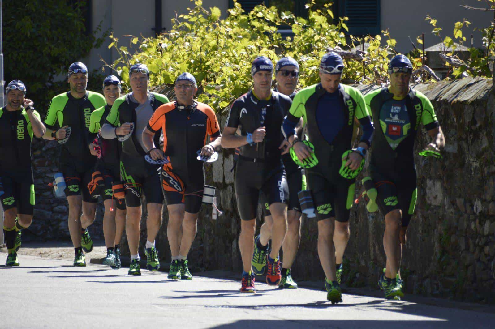 Frazione di corsa nella prova di swimrun a Mergozzo