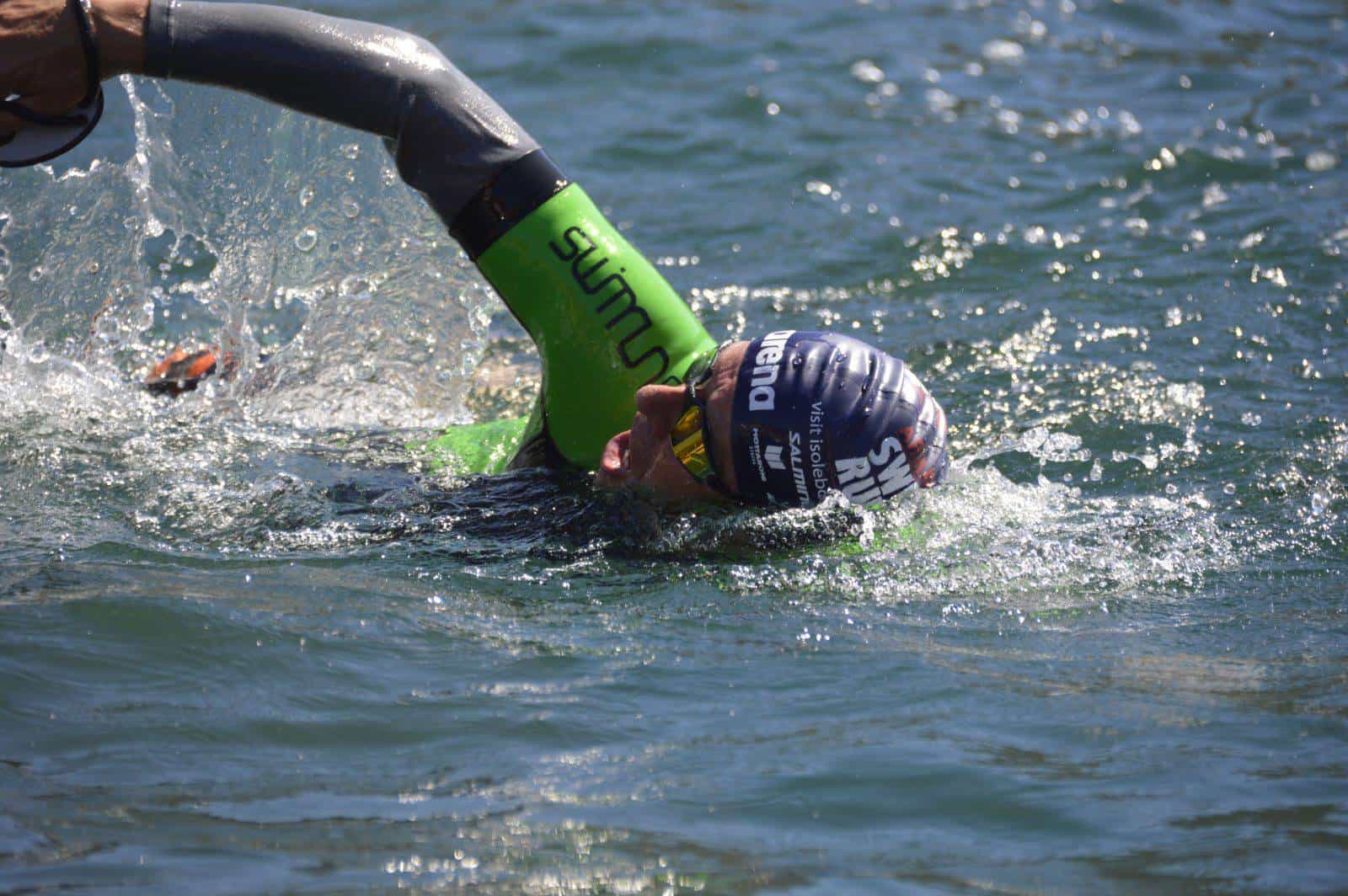 Frazione di nuoto, con palette e pull-buoy, durante la prova di swimrun