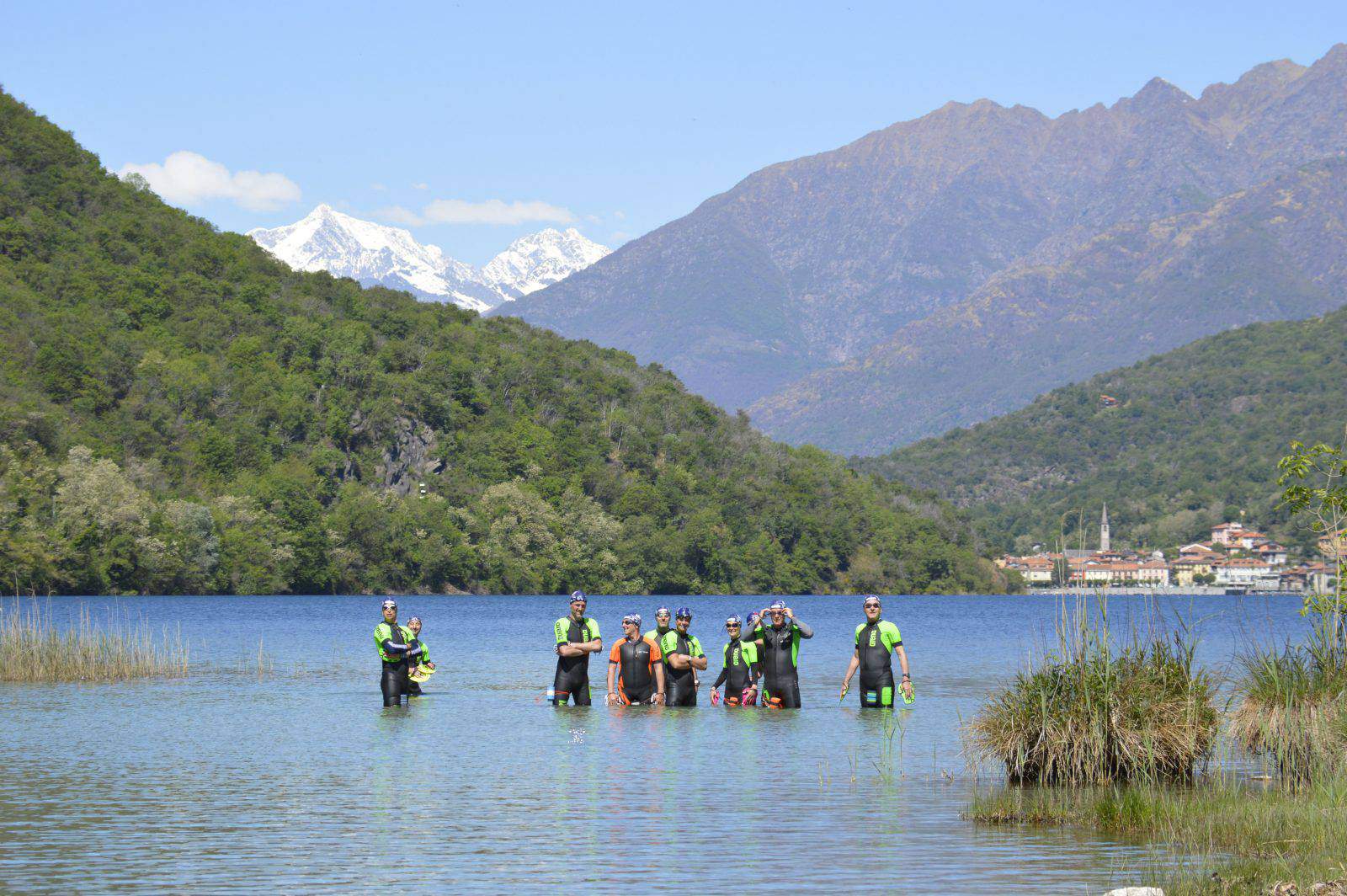 Il gruppo di giornalisti inviatati alla prova di swimrun nelle acque del Lago di Mergozzo