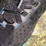 La Sportiva Bushido II, particolare dei passa-lacci in tessuto