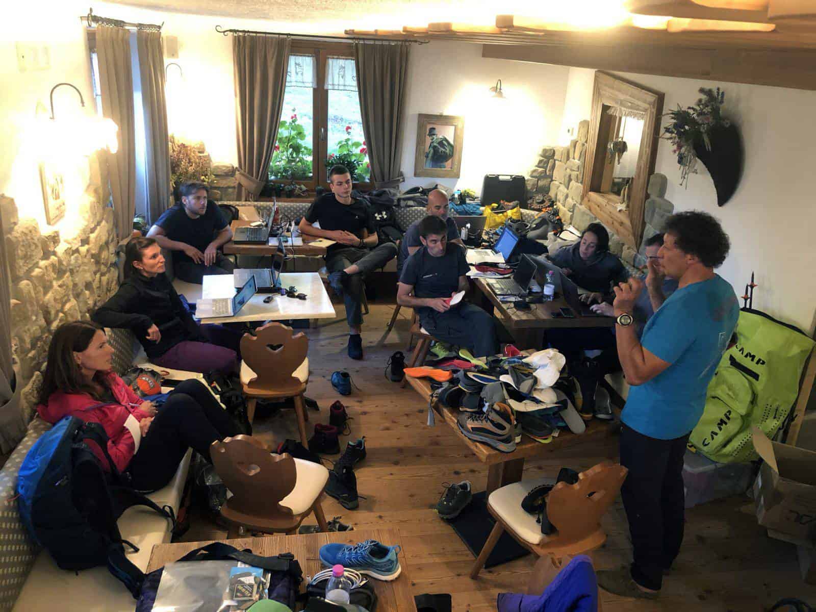 Il tecnico Montura Riccardo Milani mentre conduce la lezione sulle caratteristiche delle scarpe da outdoor