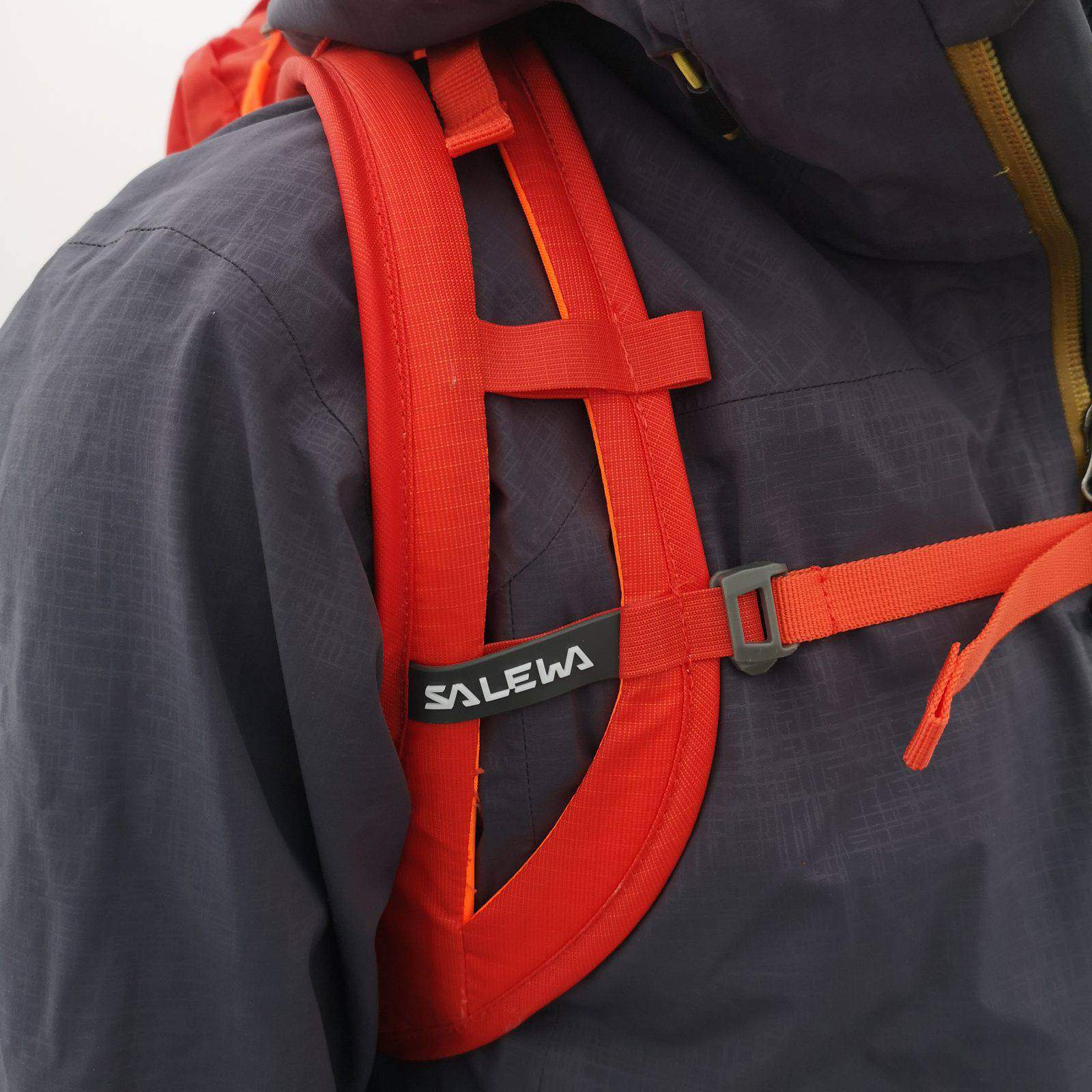 Lo spallaccio del Salewa Apex Wall 38