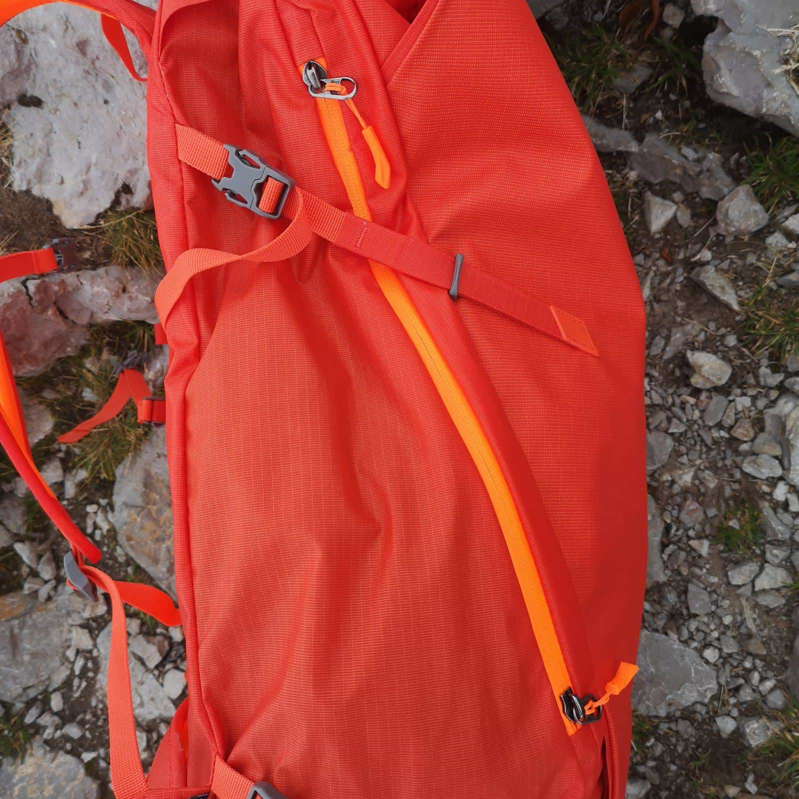 Dettaglio della cerniera laterale del Salewa Apex Wall 38