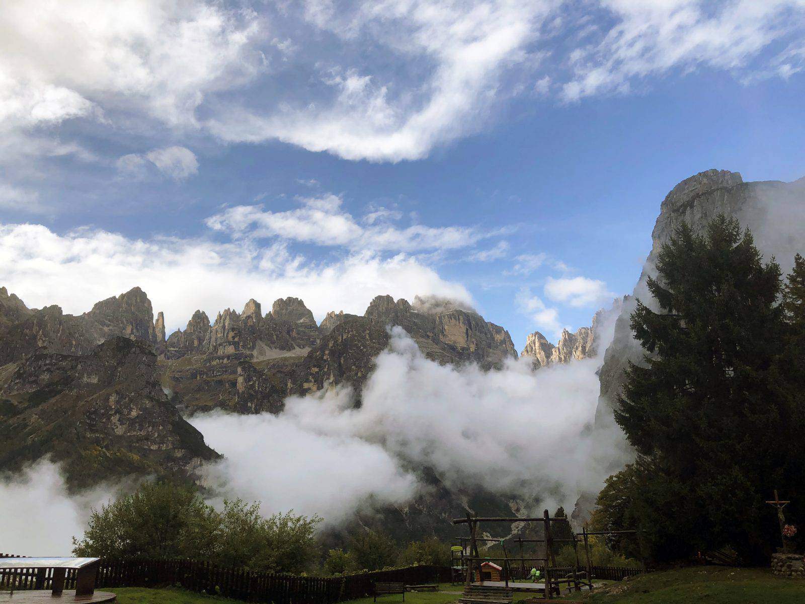 Le Dolomiti di Brenta di fronte al Rifugio La Montanara di Molveno