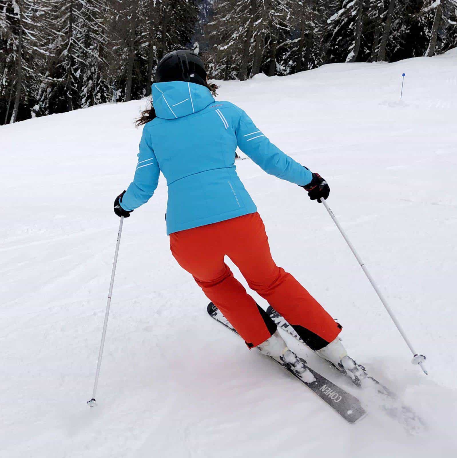 Il completo Hyra da donna in azione sulle piste di Pinzolo