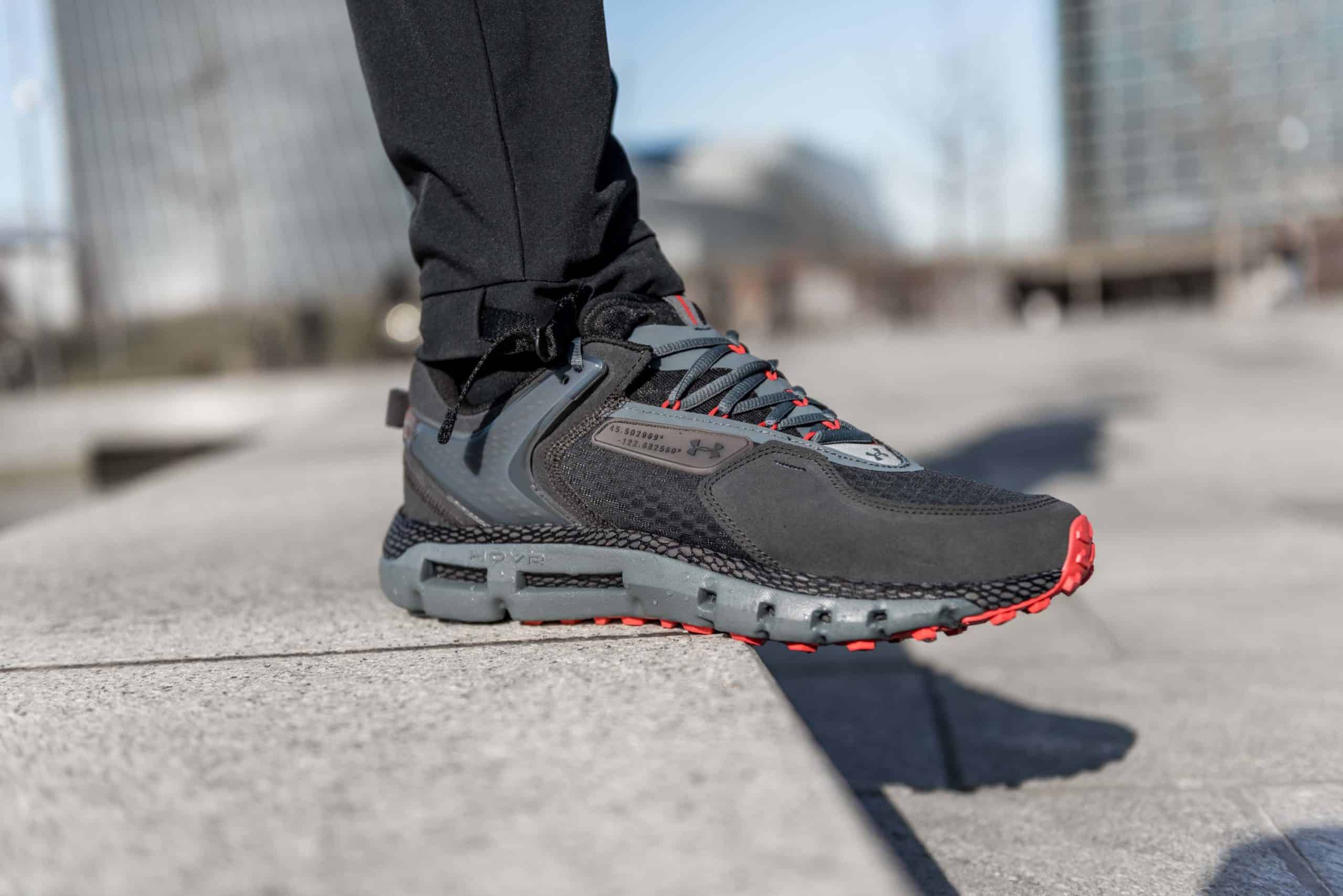 Under Armour Hovr Summit scarpa da trail running in versione scura