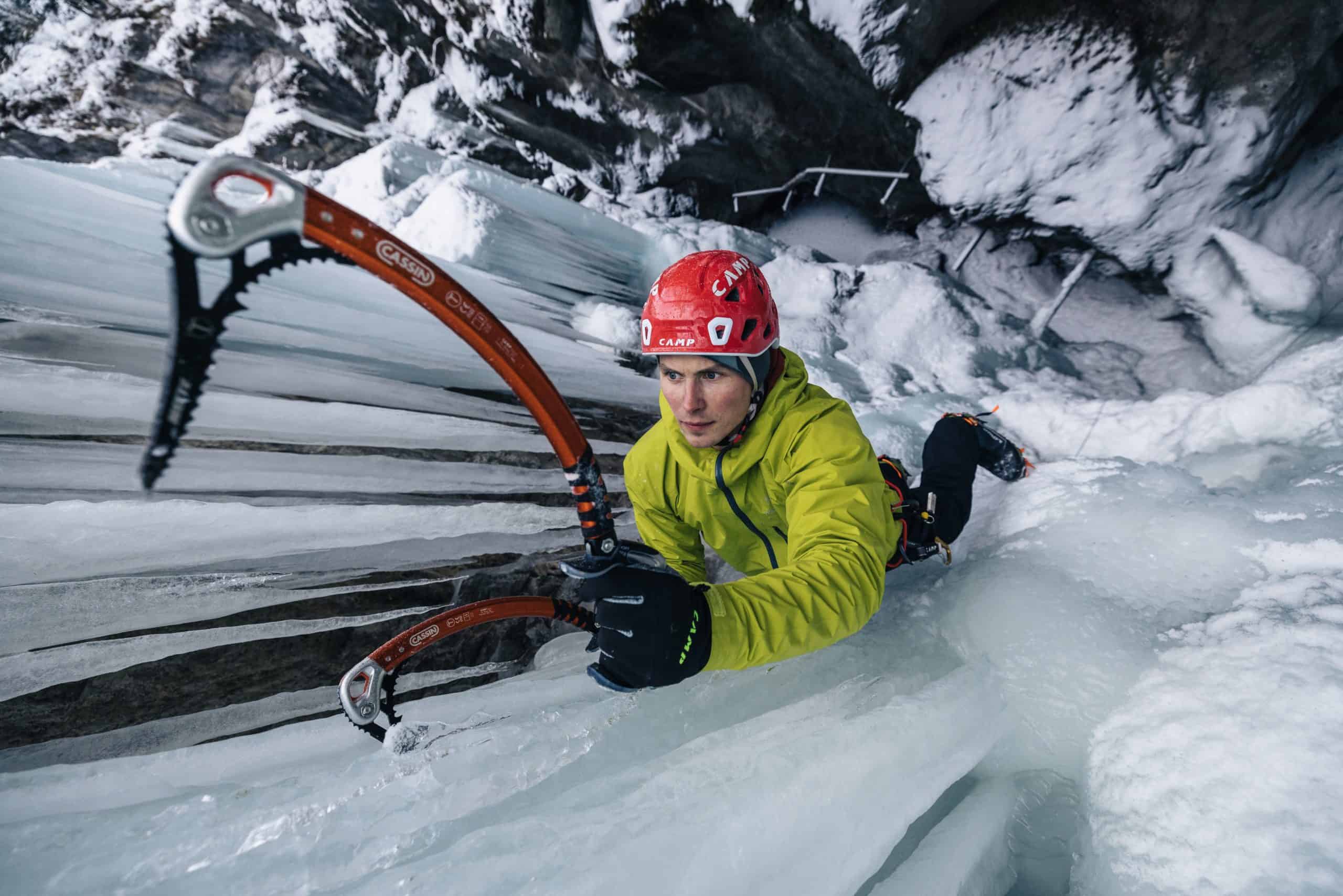 Negli shop online si può trovare la migliore attrezzatura per gli sport outdoor. Eisklettern in der Sigmund-Thun-Klamm mit Ines Papert und Luka Lindic, Kaprun, Österreich.
