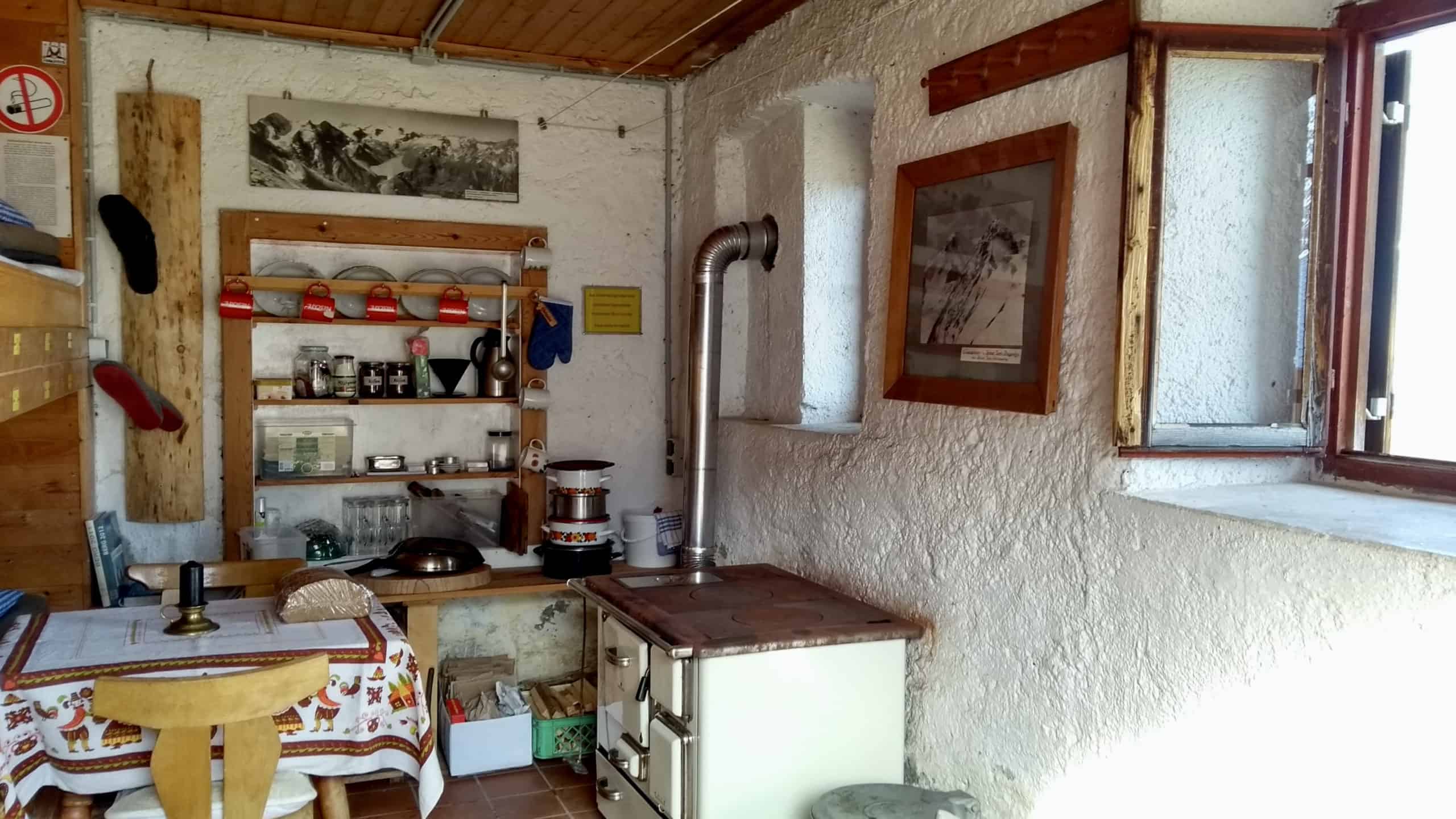Interno di un bivacco molto ben attrezzato in Austria