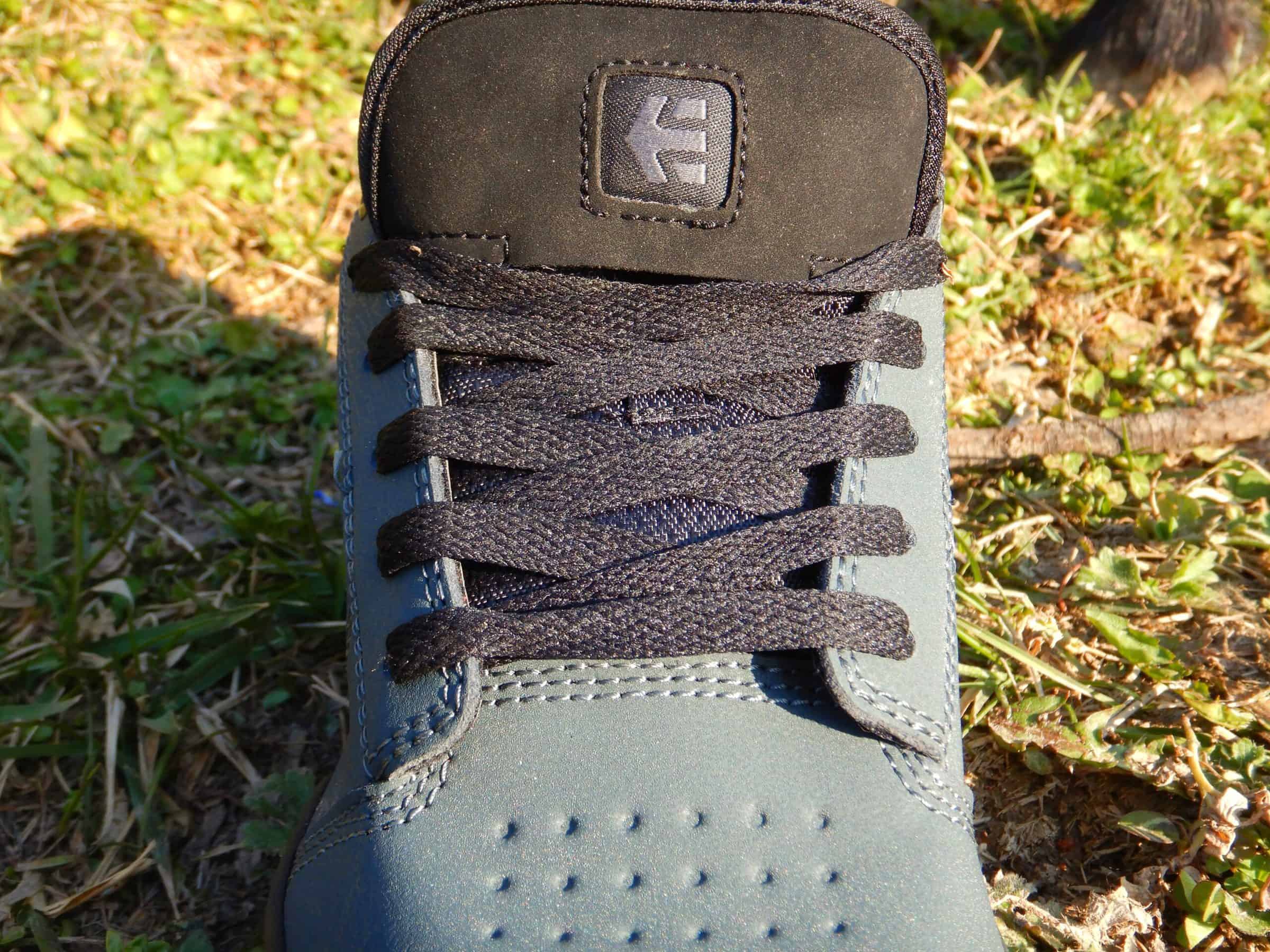 Etnies Camber Crank: allacciatura classica, linguetta a soffietto, tasca segreta per riporre i lacci