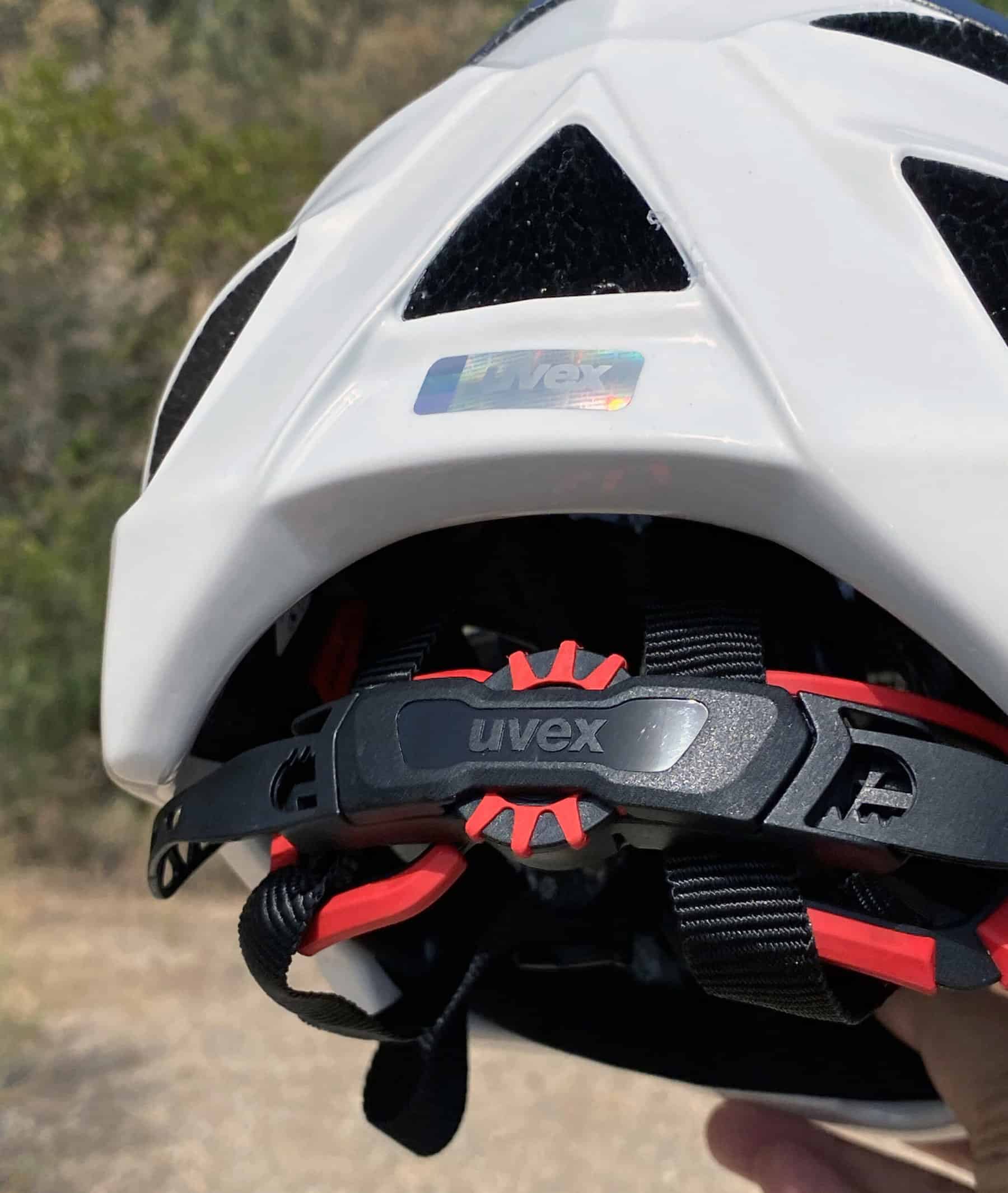 Il sistema di regolazione della calzata del casco Uvex Quatro CC