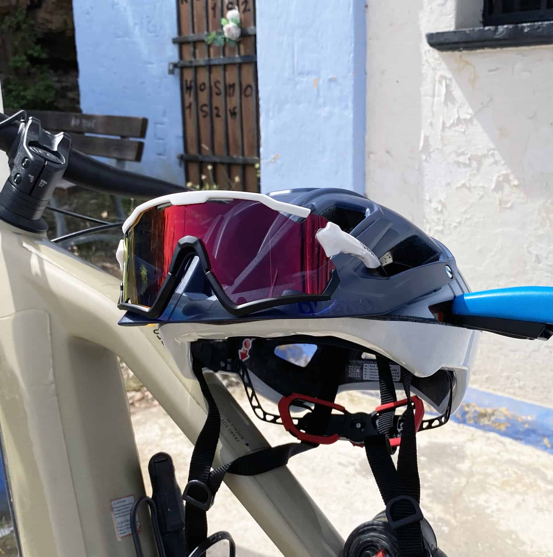 Occhiale Uvex Sportstyle 228 con lente cilindrica, specchiata di cat. 3