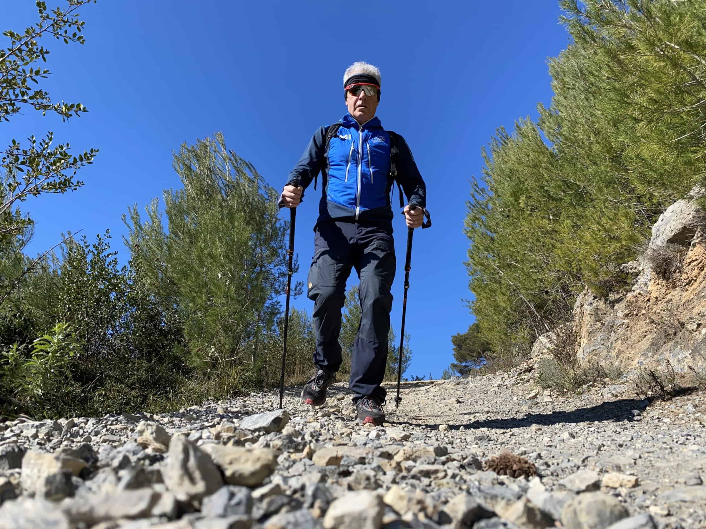 Leki Makalu FX Carbon, impegnato in discesa su pietrisco
