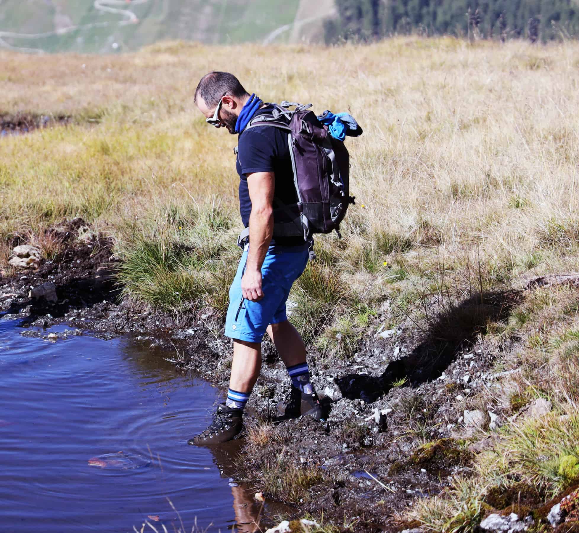 Immersione in acqua per verificare la tenuta della membrana H-Dry della Scarpa Ribelle HD