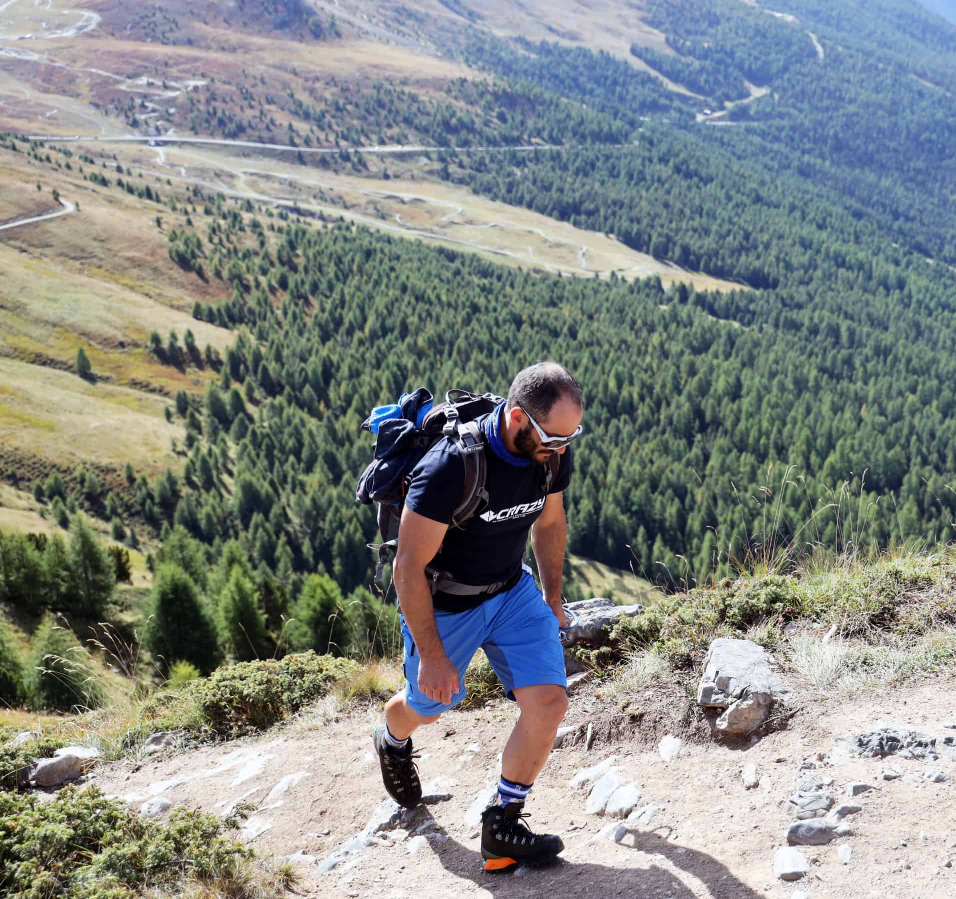 Il tester Simone Zacchini in cammino al Crap de la Paré di Livigno con Scarpa ribelle HD.