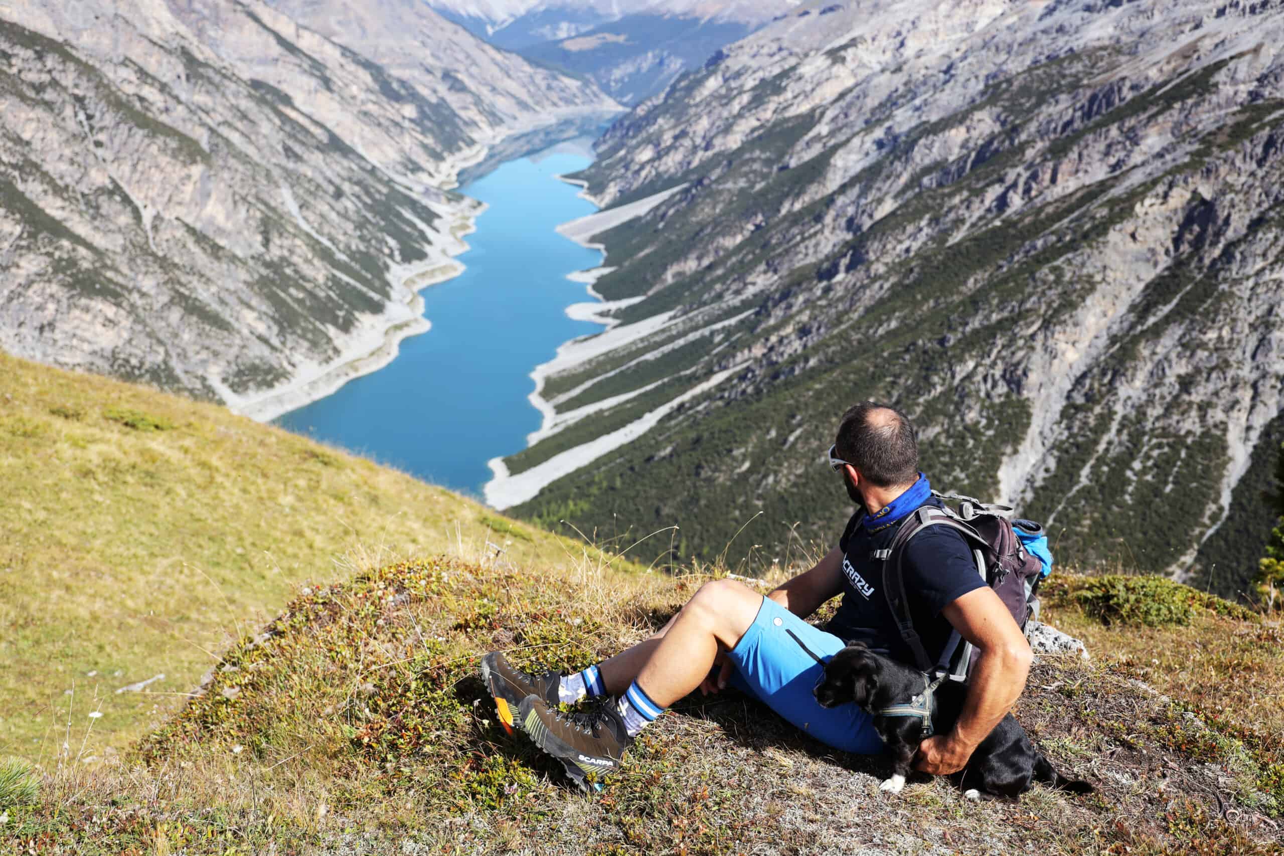 Un momento di pausa del test Scarpa Ribelle HD con vista sul lago di Livigno.