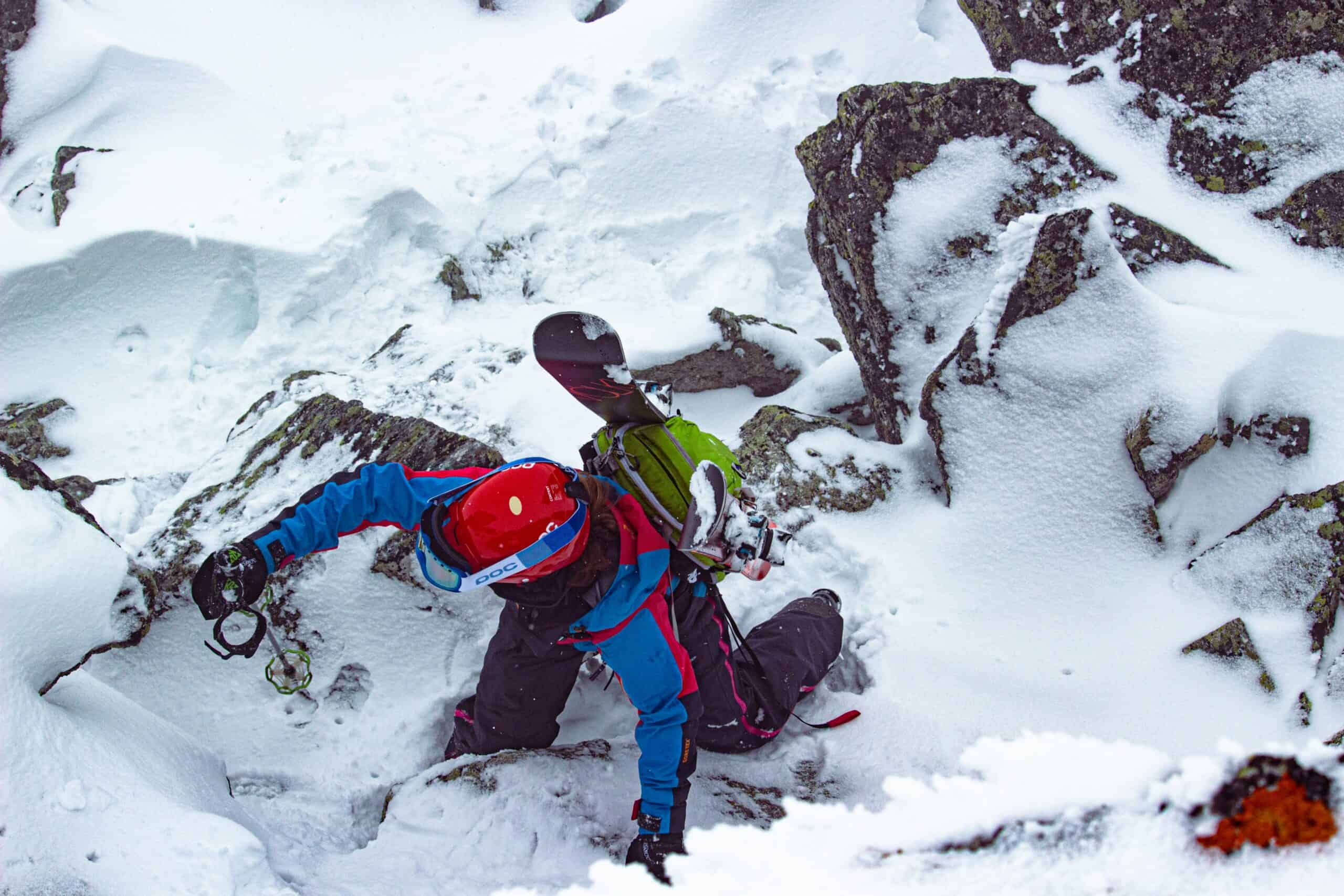 Scialpinista su pendio ripido arrampicata