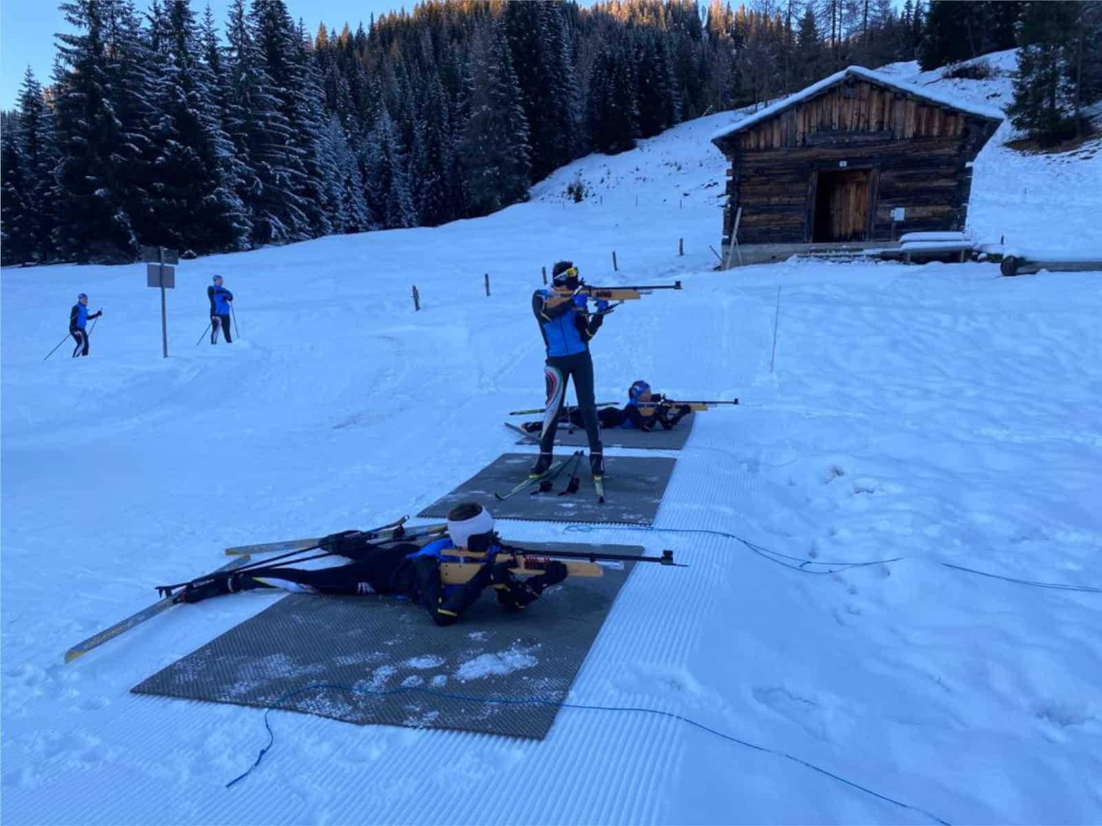 Atleti biathlon sparano al centro fondo Peronaz