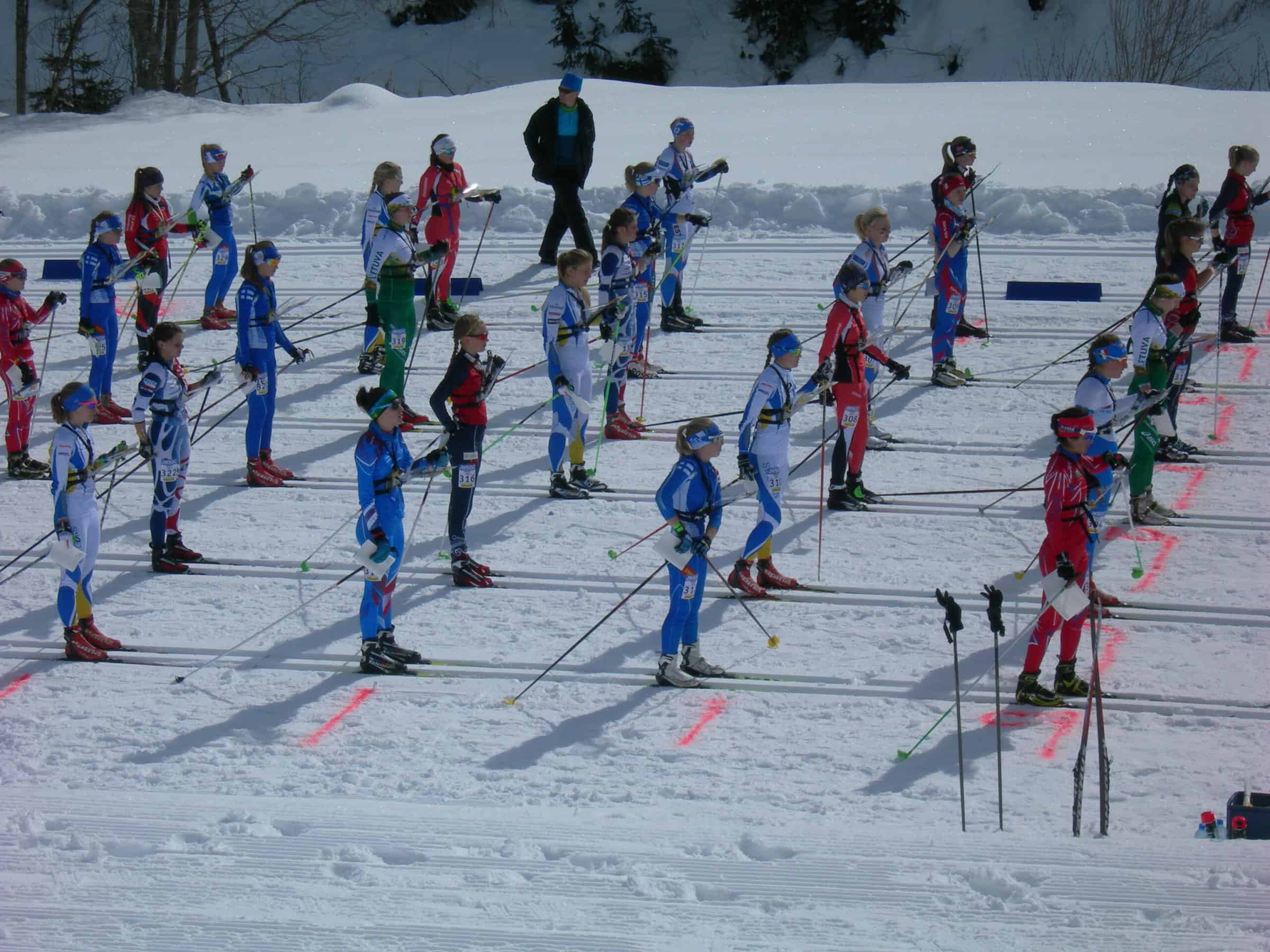 Partenza gara sci orienteering femminile