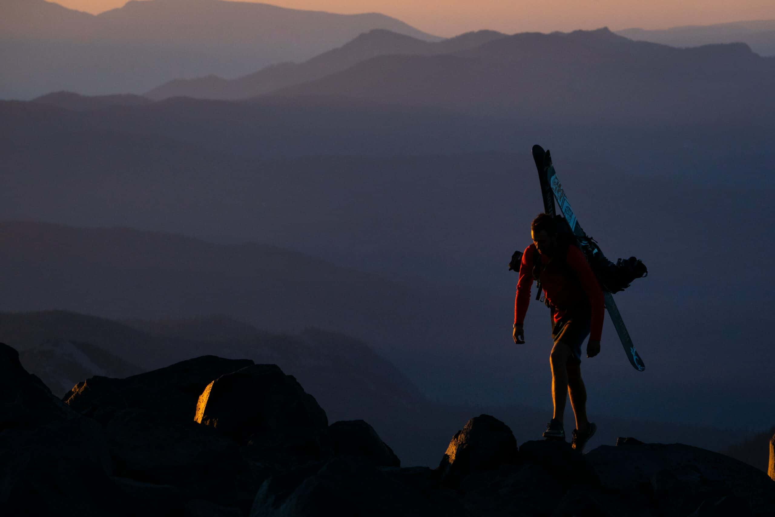 Scialpinista sci a spalle all'alba