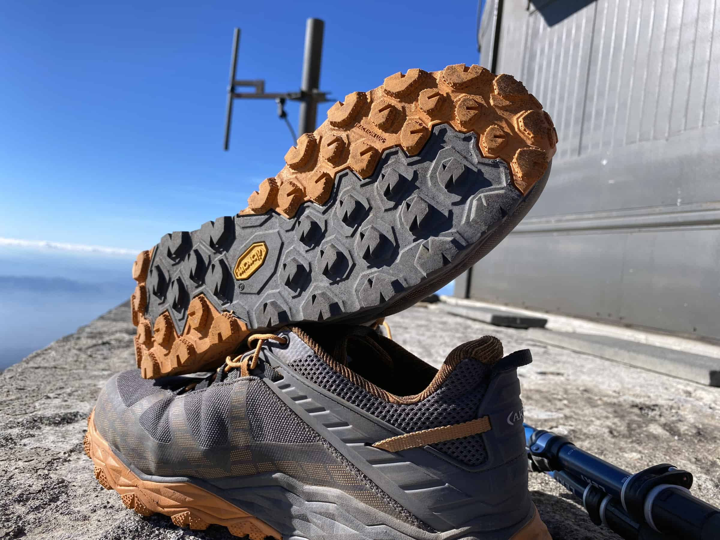 La suola Vibram con tecnologia Traction Lug della Aku Flyrock GTX, messa a dura prova dal terreno lavico dell'Etna