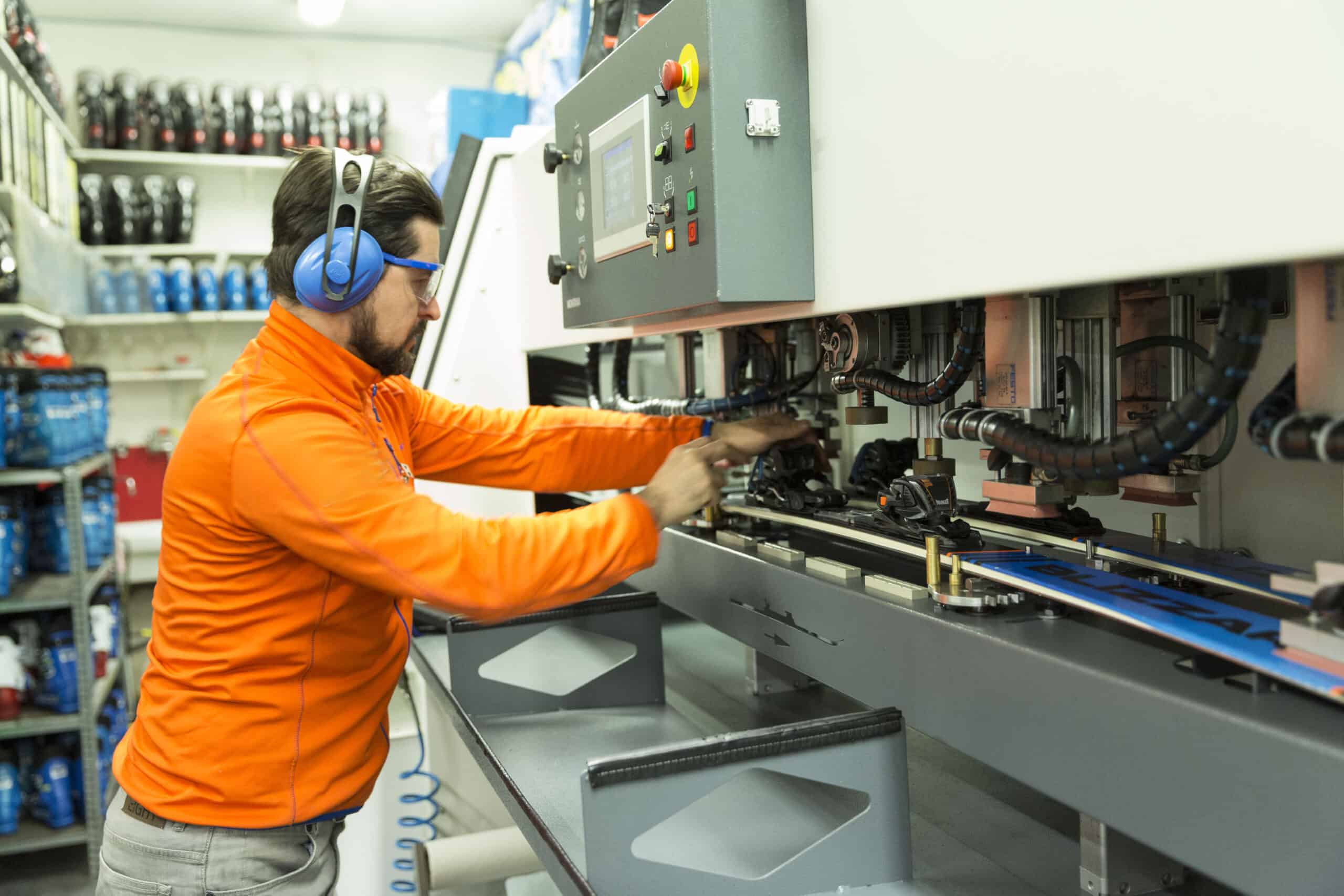 Laboratorio per la manutenzione degli sci da pista.
