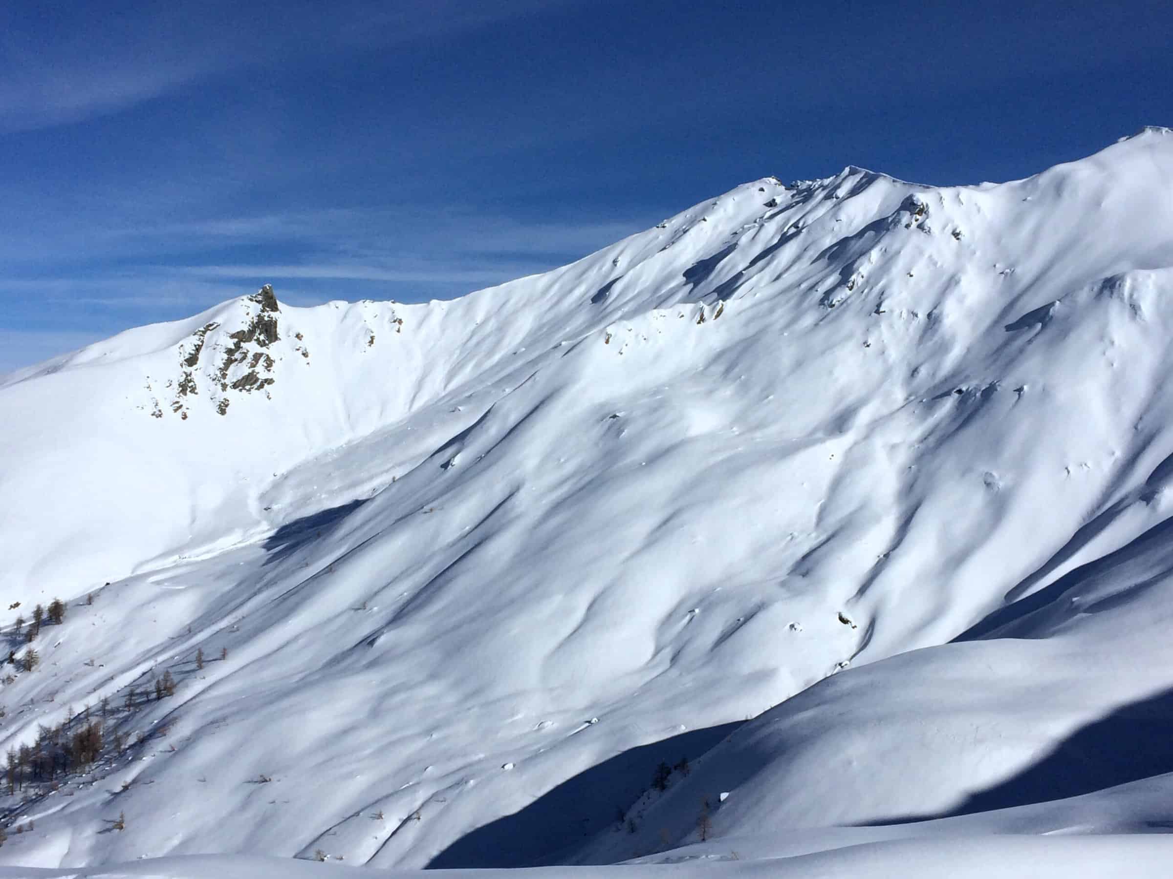Montagna innevata con giochi d'ombra