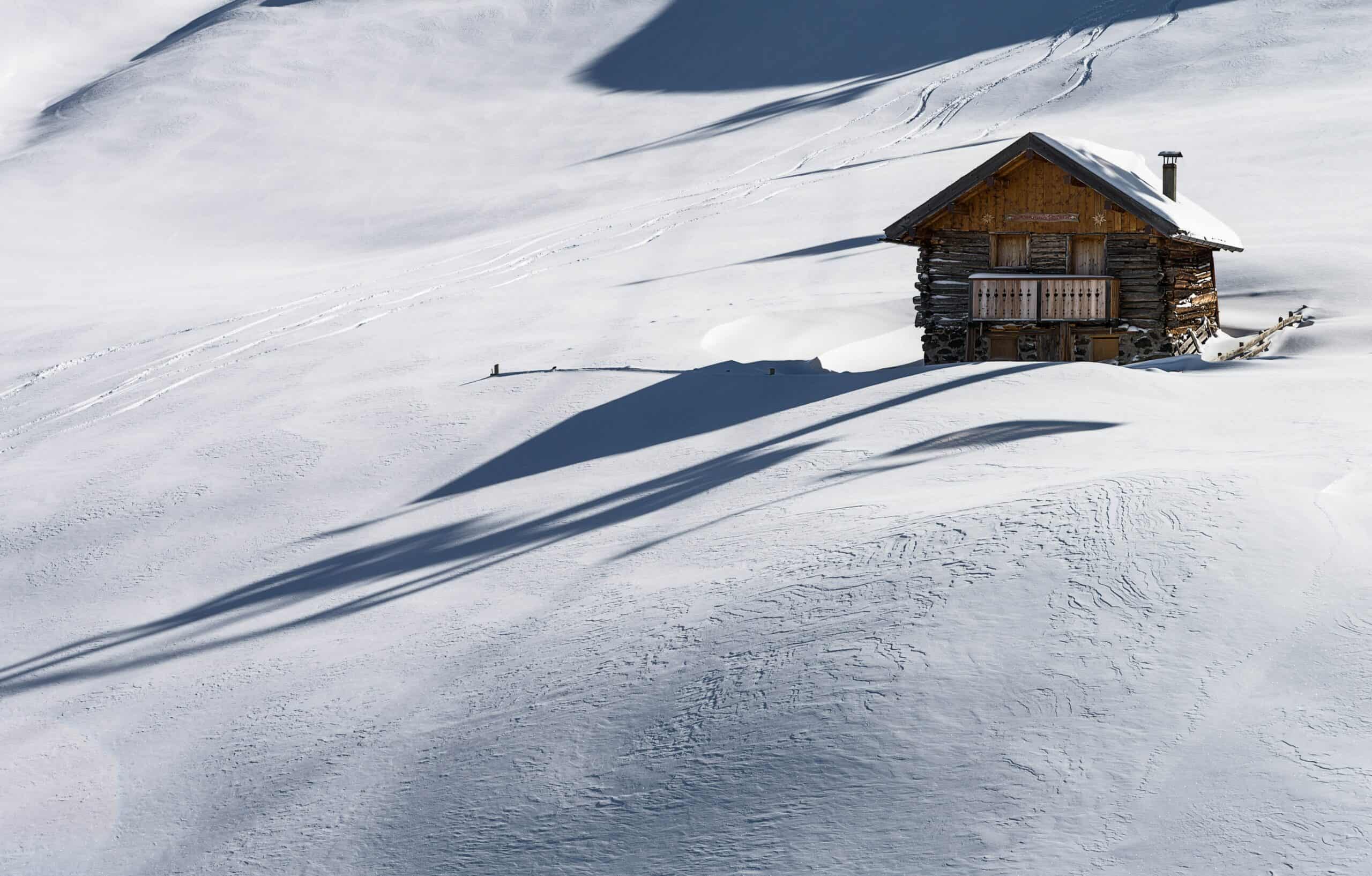 Baita isolata su pendio innevato