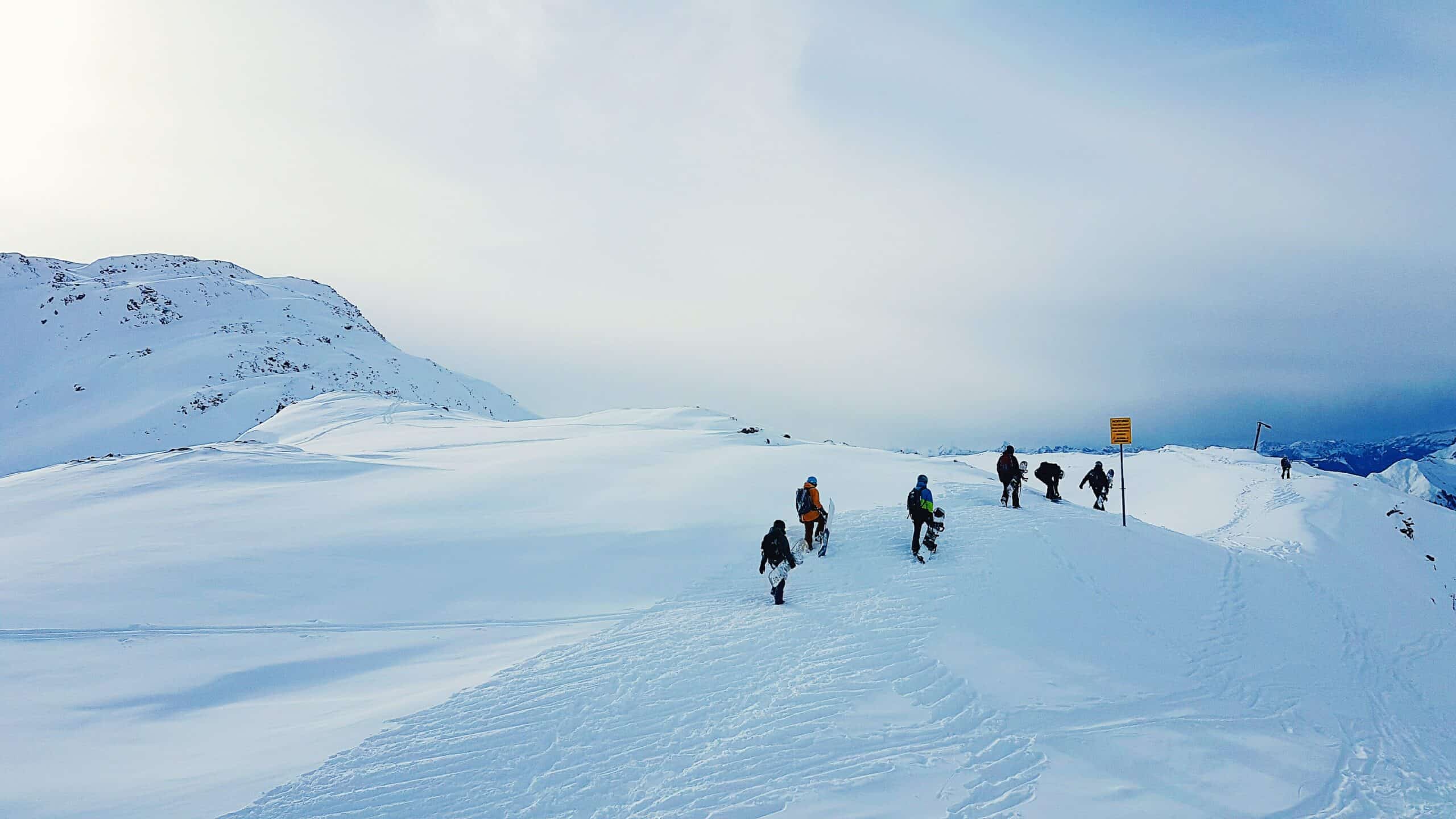 Gruppo numeroso prima di una discesa in neve fresca