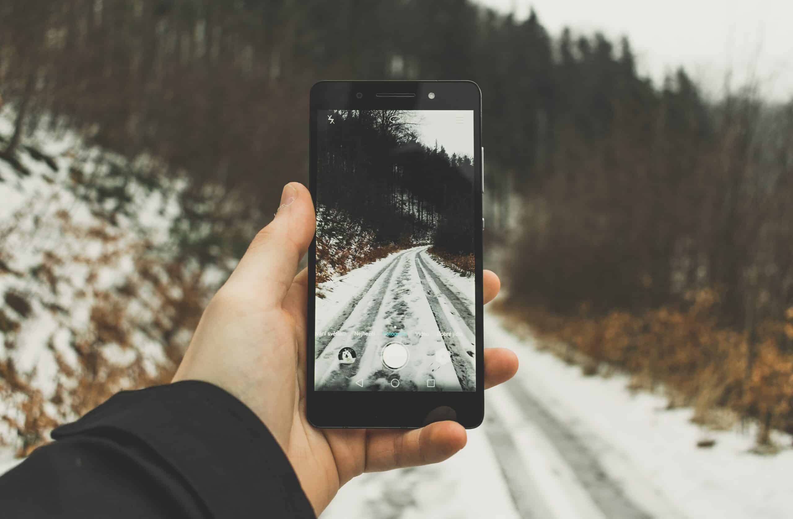 Inquadratura schermo cellulare su strada innevata