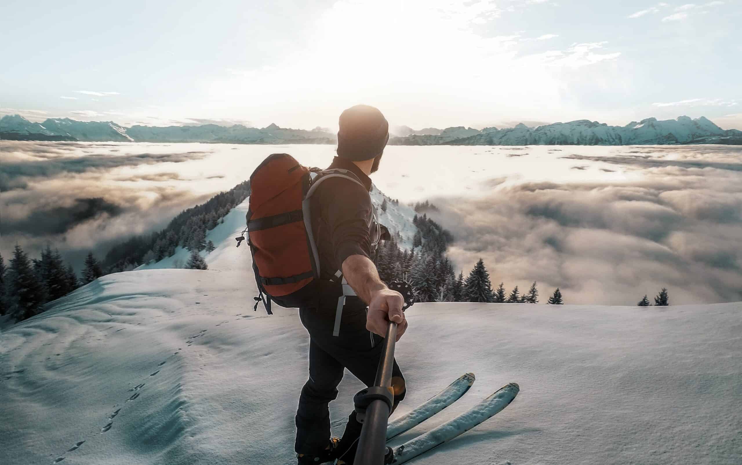 Sci alpinista in posa per un selfie